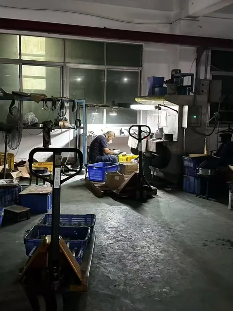 惠州工厂内带照明工作台、周转箱与物料车的生产区域