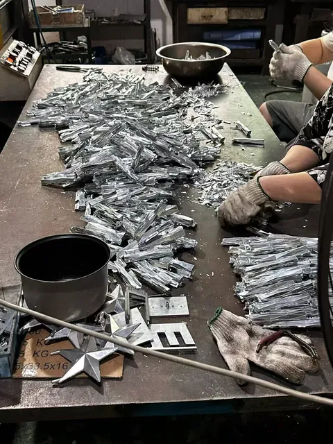 工人正在工作台上分拣和处理金属胚料