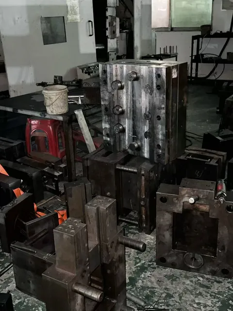 惠州工厂车间内待用的大型钢制生产模具