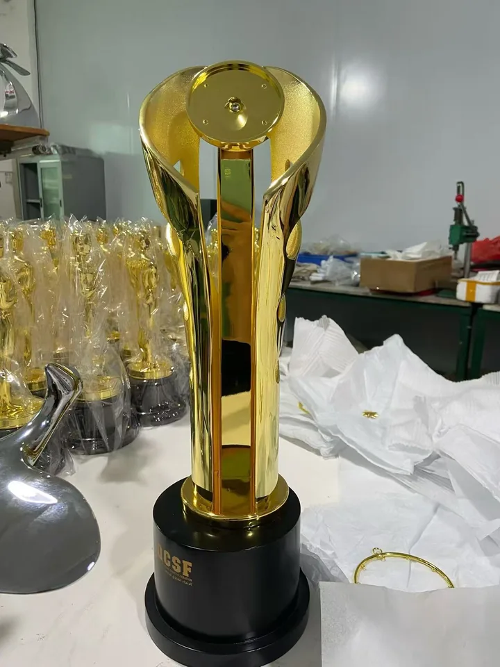 工厂工作台上的高身金色定制奖杯与黑色展示底座