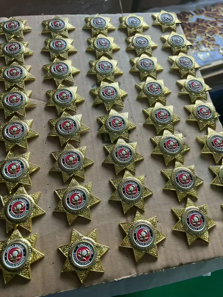 一批金色星形徽章整齐摆放等待检查